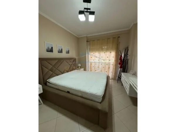Tirane, jepet me qera apartament 1+1+Ballkon Kati 2, 80 m² 550 € (Komuna e Parisit)