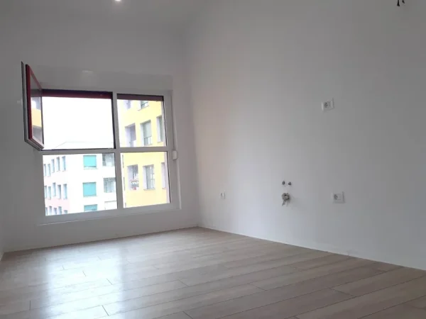 Tirane, shes apartament 1+1+Ballkon Kati 3, 67 m² 93.000 € (Ali demi)