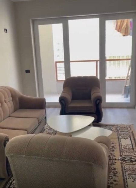 Tirane, jepet me qera apartament 1+1 Kati 3, 85 m² 650 € (Rruga e Elbasanit)
