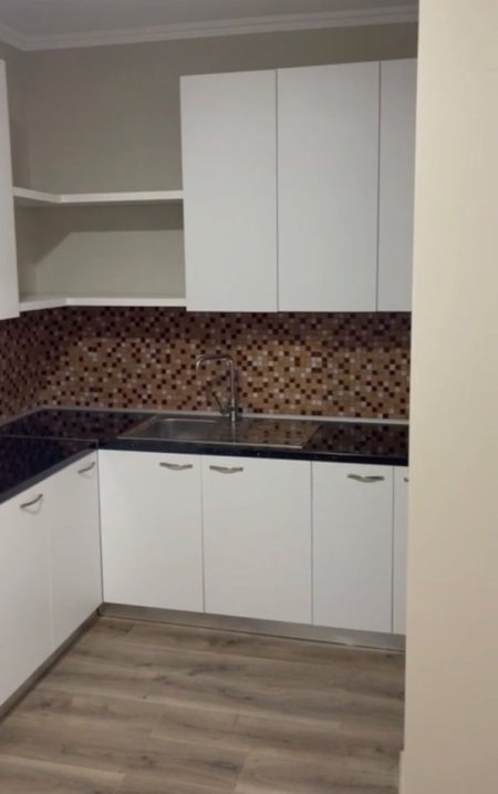 Tirane, jepet me qera apartament 1+1 Kati 3, 85 m² 650 € (Rruga e Elbasanit)