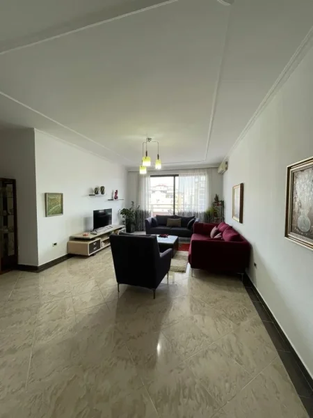 Tirane, jepet me qera 2+1 Kati 8, 145 m² 800 € (Blloku)