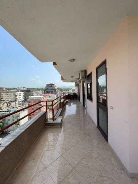 Tirane, jepet me qera 2+1 Kati 8, 145 m² 800 € (Blloku)