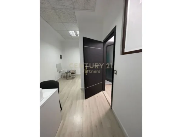 Tirane, shes ambjent biznesi Kati 0, 32 m² 92.000 € (Selvia)
