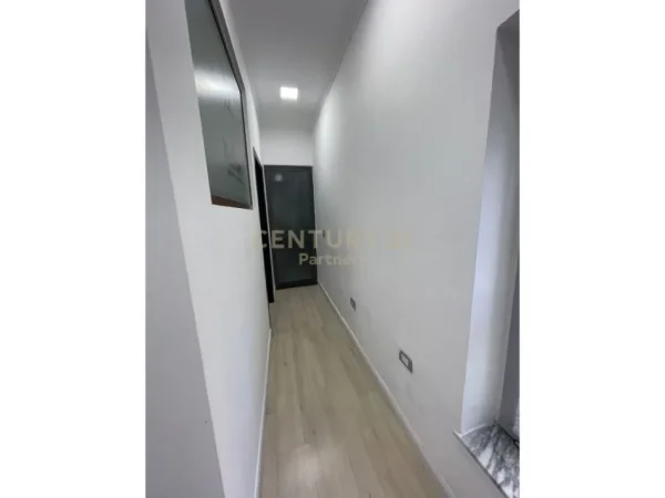Tirane, shes ambjent biznesi Kati 0, 32 m² 92.000 € (Selvia)