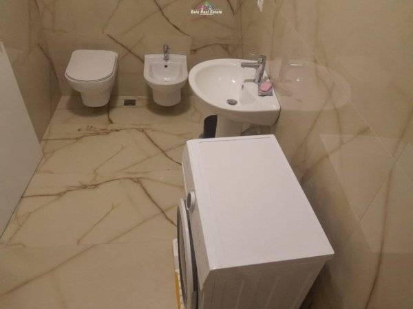 Tirane, jepet me qera apartament 1+1+Ballkon Kati 3, 65 m² 450 € (astir)