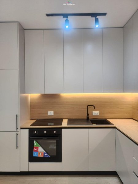 Tirane, jepet me qera 2+1+Ballkon Kati 3, 120 m² 850 € (kompleksi delijorgji)