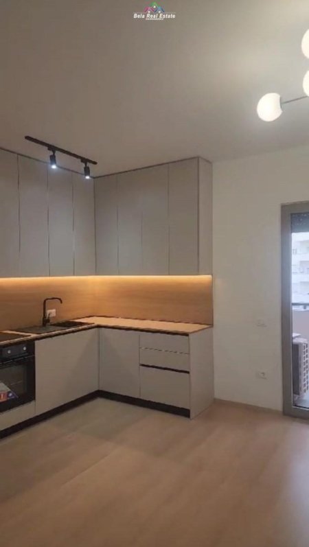 Tirane, jepet me qera 2+1+Ballkon Kati 3, 120 m² 850 € (kompleksi delijorgji)