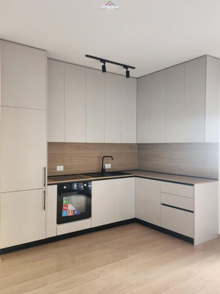 Tirane, jepet me qera 2+1+Ballkon Kati 3, 120 m² 850 € (kompleksi delijorgji)
