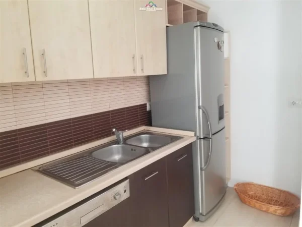 Tirane, jepet me qera apartament 2+1 Kati 3, 112 m² 800 € (blloku)