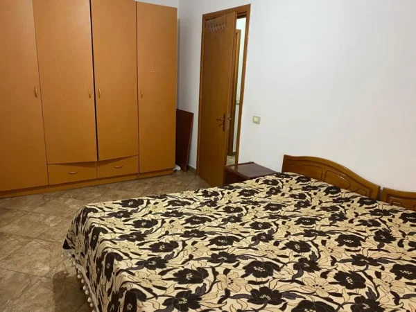 Jepet me qera apartament 2+1, kati i 4 me ashensor, 100m², 35.000 Leke (prane KMY-Yzberisht)