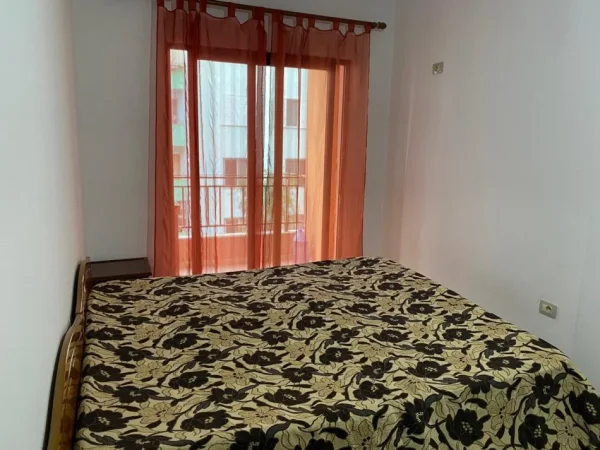 Jepet me qera apartament 2+1, kati i 4 me ashensor, 100m², 35.000 Leke (prane KMY-Yzberisht)