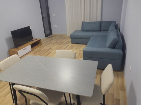 Tirane, jepet me qera apartament 1+1 Kati 3, 66 m² 460 € (Xhamllik)