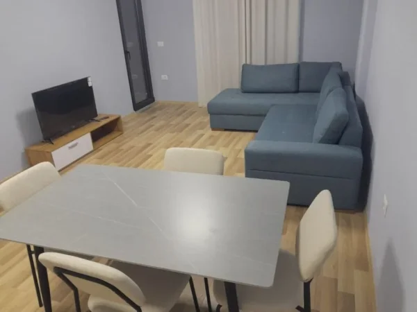 Tirane, jepet me qera apartament 1+1 Kati 3, 66 m² 460 € (Xhamllik)