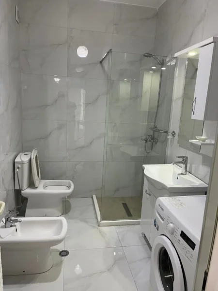 Tirane, jepet me qera apartament 1+1+Ballkon Kati 4, 75 m² 500 € (Rruga e ullishtes)