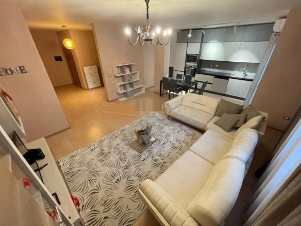 Tirane, jepet me qera 2+1 Kati 3, 700 € (Afer Kristal Ceneter)