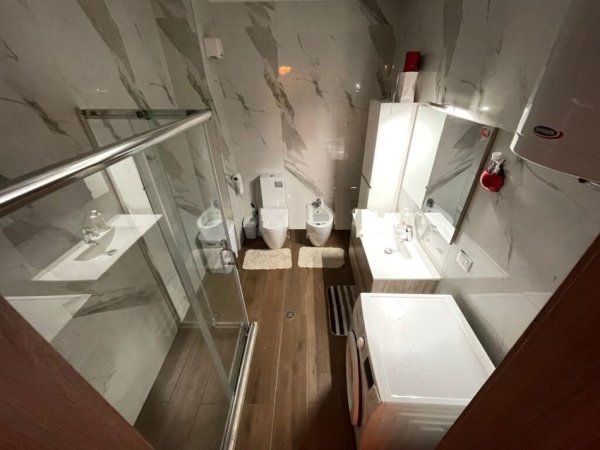 Tirane, jepet me qera 2+1 Kati 3, 700 € (Afer Kristal Ceneter)