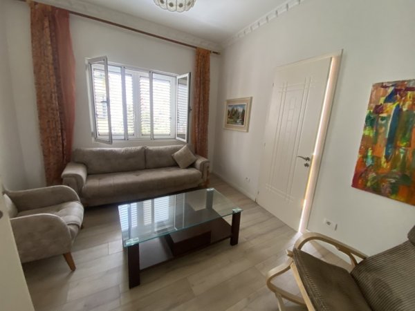 Tirane, jap me qera Vile 1+1+Aneks+Ballkon Kati 3, 100 m² 600 € (Rruga Him Kolli)