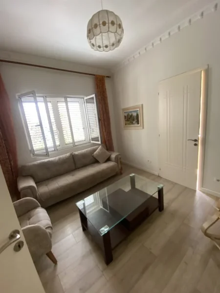 Tirane, jap me qera Vile 1+1+Aneks+Ballkon Kati 3, 100 m² 600 € (Rruga Him Kolli)