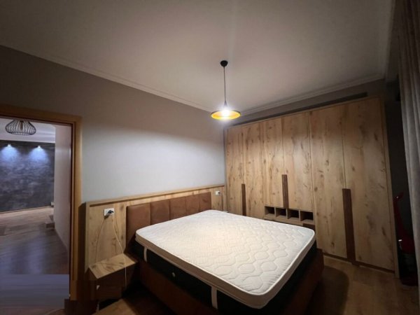 Tirane, jepet me qera apartament 2+1 Kati 3, 100 m² 800 € (Kopshti Botnaik , afer Xhamise)