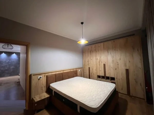 Tirane, jepet me qera apartament 2+1 Kati 3, 100 m² 800 € (Kopshti Botnaik , afer Xhamise)