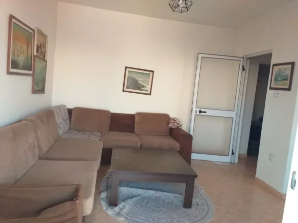 Tirane, jap me qera apartament 1+1+Ballkon Kati 5, 65 m² (Porcelan)