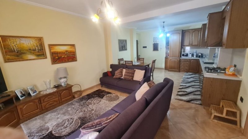Tirane, jepet me qera apartament 2+1+Ballkon Kati 4, 120 m² 600 € (Rruga e kavajes)