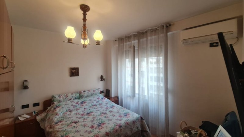 Tirane, jepet me qera apartament 2+1+Ballkon Kati 4, 120 m² 600 € (Rruga e kavajes)