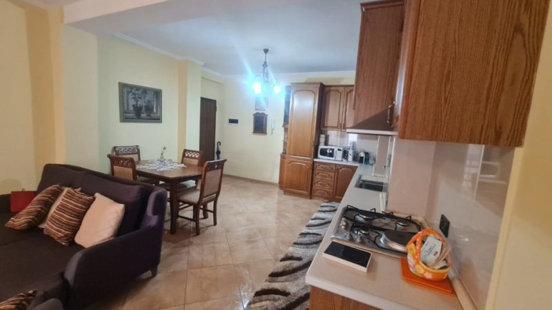 Tirane, jepet me qera apartament 2+1+Ballkon Kati 4, 120 m² 600 € (Rruga e kavajes)