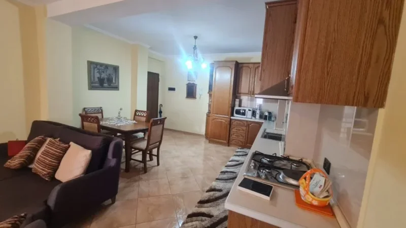 Tirane, jepet me qera apartament 2+1+Ballkon Kati 4, 120 m² 600 € (Rruga e kavajes)