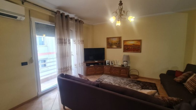 Tirane, jepet me qera apartament 2+1+Ballkon Kati 4, 120 m² 600 € (Rruga e kavajes)