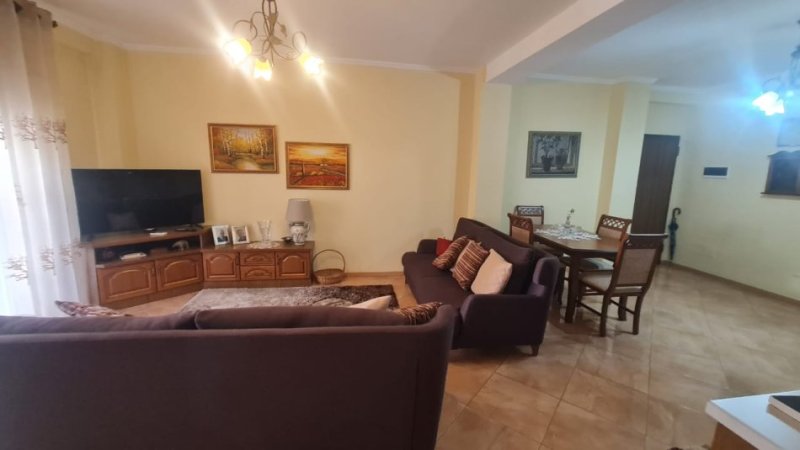 Tirane, jepet me qera apartament 2+1+Ballkon Kati 4, 120 m² 600 € (Rruga e kavajes)