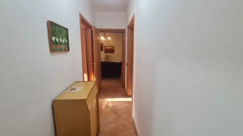 Tirane, jepet me qera apartament 2+1+Ballkon Kati 4, 120 m² 600 € (Rruga e kavajes)