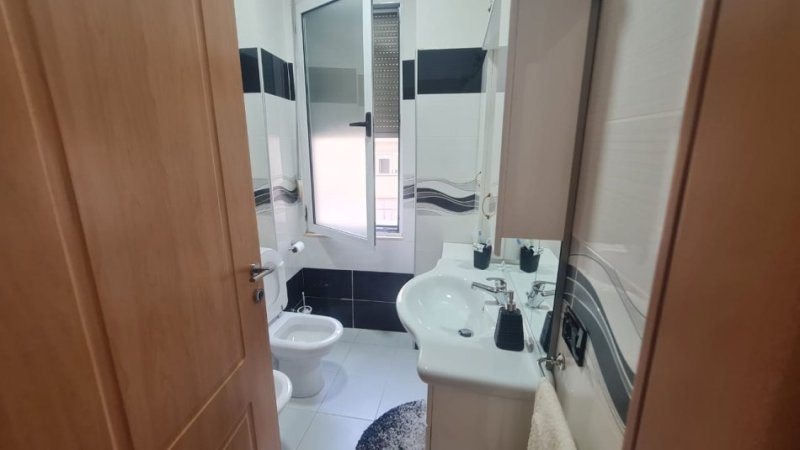 Tirane, jepet me qera apartament 2+1+Ballkon Kati 4, 120 m² 600 € (Rruga e kavajes)