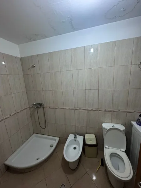 Tirane, jepet me qera apartament 1+1+Ballkon Kati 2, 70 m² 350 € (Rruga teodor keko)