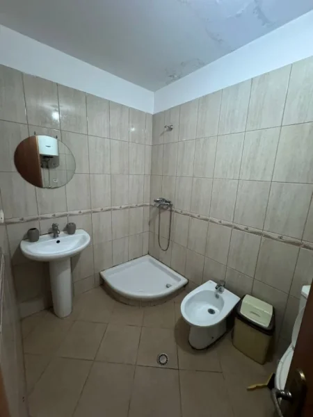 Tirane, jepet me qera apartament 1+1+Ballkon Kati 2, 70 m² 350 € (Rruga teodor keko)