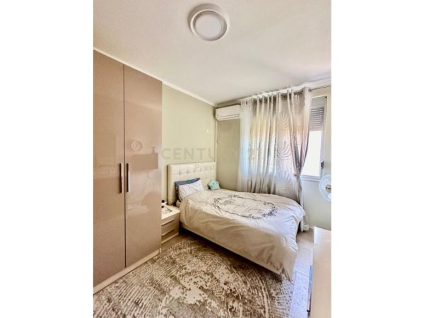 Tirane, jepet me qera apartament 2+1 Kati 1, 110 m² 900 € (liqeni i tiranes)