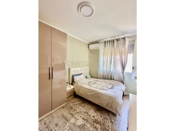 Tirane, jepet me qera apartament 2+1 Kati 1, 110 m² 900 € (liqeni i tiranes)