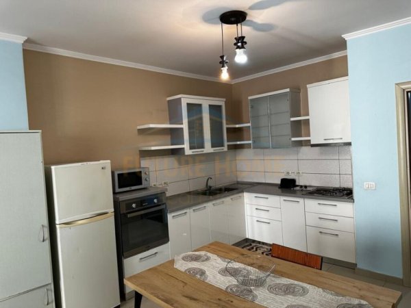Tirane, jepet me qera apartament 2+1+Ballkon Kati 5, 98 m² 400 € (Yzberisht)