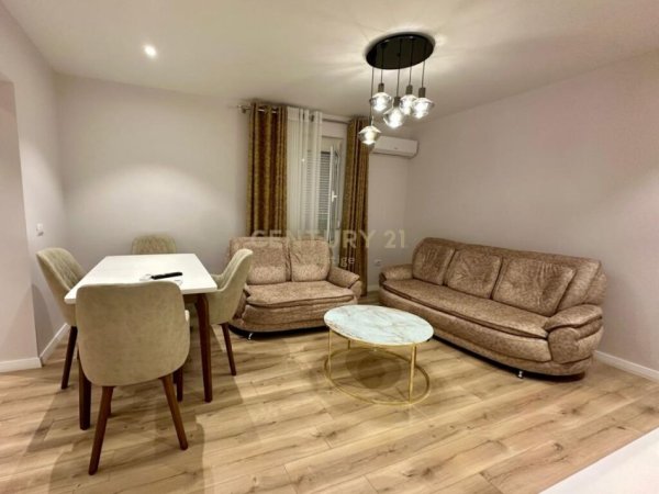 Tirane, jepet me qera apartament 2+1 Kati 1, 181 m² 700 € (Rruga Him Kolli)