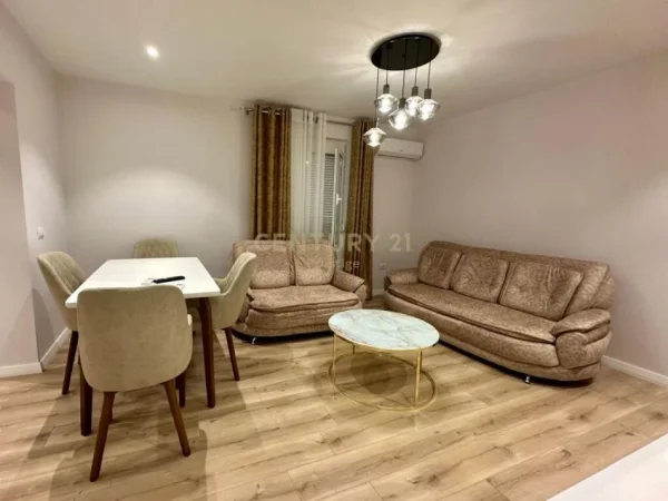 Tirane, jepet me qera apartament 2+1 Kati 1, 181 m² 700 € (Rruga Him Kolli)