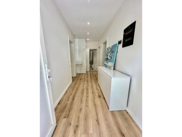 Tirane, jepet me qera apartament 2+1 Kati 1, 181 m² 700 € (Rruga Him Kolli)