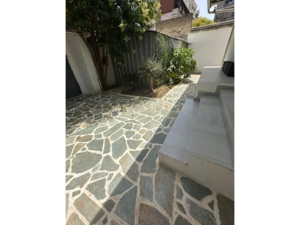 Tirane, jepet me qera apartament 2+1 Kati 1, 181 m² 700 € (Rruga Him Kolli)