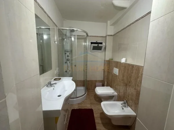 Tirane, jepet me qera apartament 2+1+Ballkon Kati 2, 73 m² 400 € (Laprak)