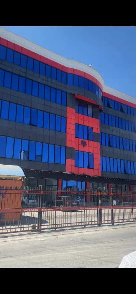 Tirane, jepet me qera ambjent biznesi Kati 3, 3.300 m² 6.000 € (Laknas afer me Airport Ne Rinas)