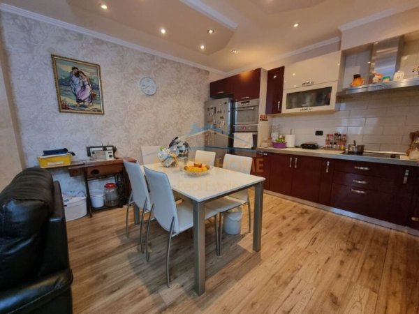 Tirane, jepet me qera apartament 2+1+Ballkon Kati 2, 113 m² 600 € (21 Dhjetori)