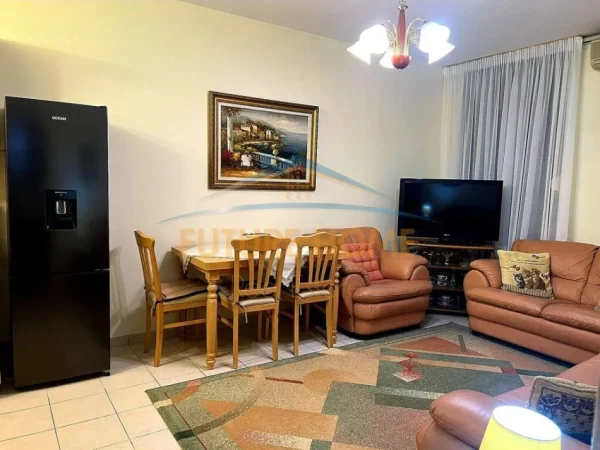 Tirane, jepet me qera apartament 1+1 Kati 5, 70 m² 550 € (KOMUNA E PARISIT)