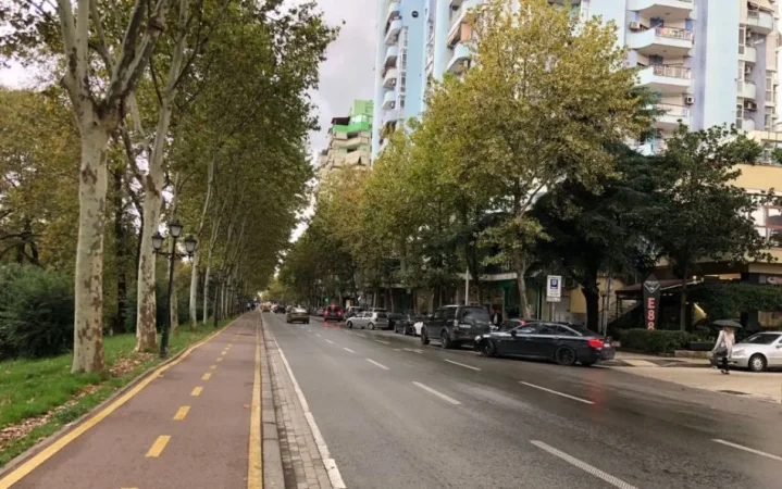 Tirane, jepet me qera dyqan Kati 0, 45 m² 900 € (Bulevardi Bajram Curri)