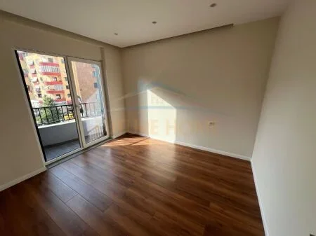 Tirane, jepet me qera apartament 1+1 Kati 2, 70 m² 450 € (UNAZA E RE)