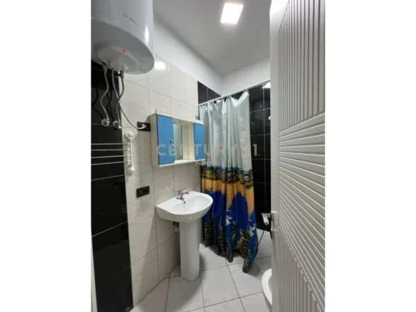 Tirane, jepet me qera apartament 1+1 Kati 4, 100 m² 700 € (RRUGA E KOSOVAREVE)