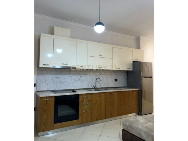 Tirane, jepet me qera apartament 1+1 Kati 4, 100 m² 700 € (RRUGA E KOSOVAREVE)